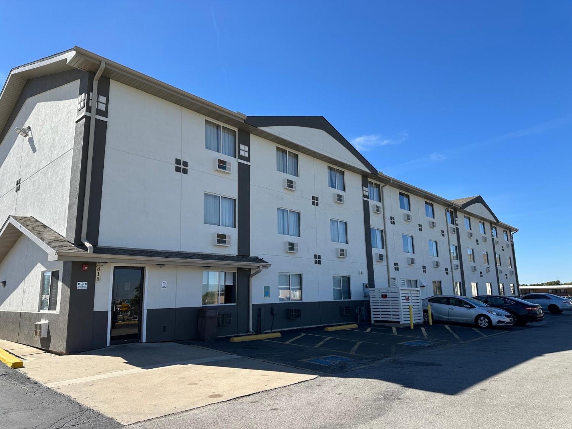 Super 8 By Wyndham Bloomington Hotel Exterior photo